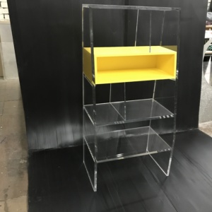 стелаж из прозрачного оргстекла